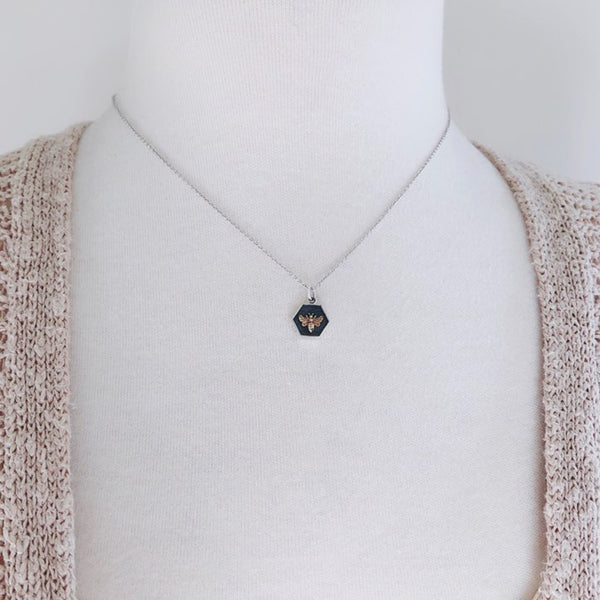 【HURLEY BURLEY】Bee And Honeycomb Heart Necklace 名入れ 3色 Honey Bee Necklace-6187 – Kevin N Anna