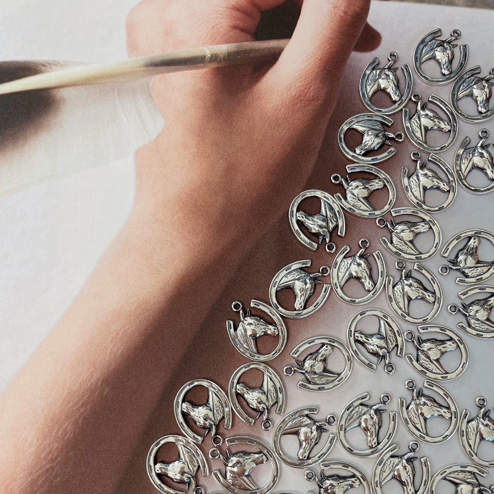 HORSE WITH HORSESHOE CHARM-C31